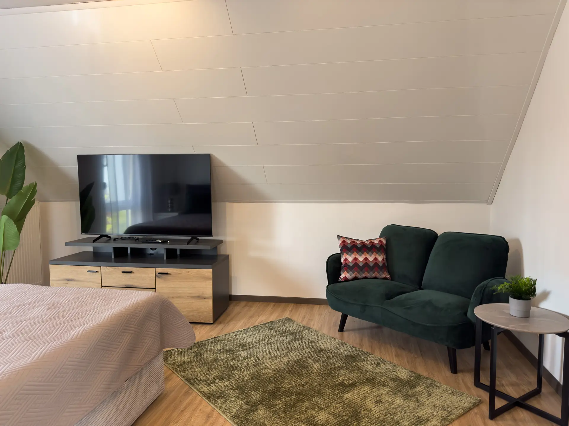 Ramstein-26-bedroom-02