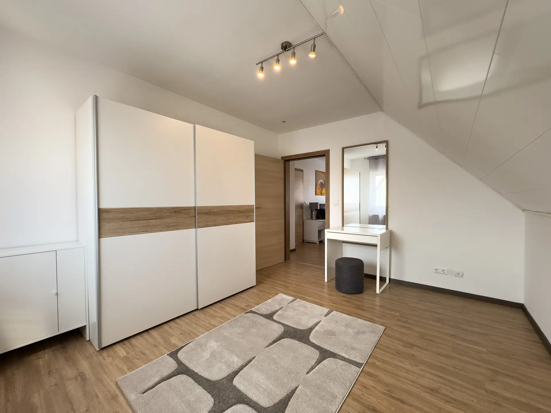 Ramstein-26-bedroom-03