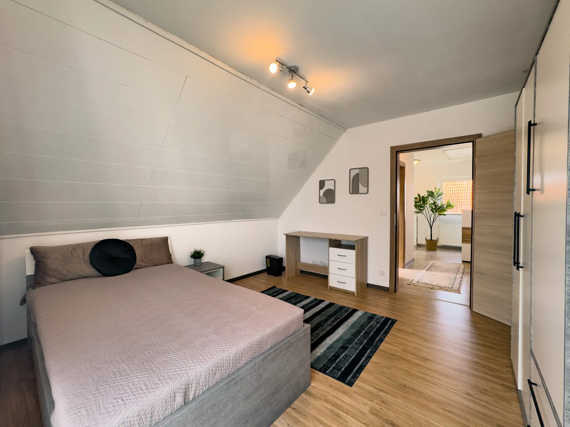 Ramstein-26-bedroom2-02